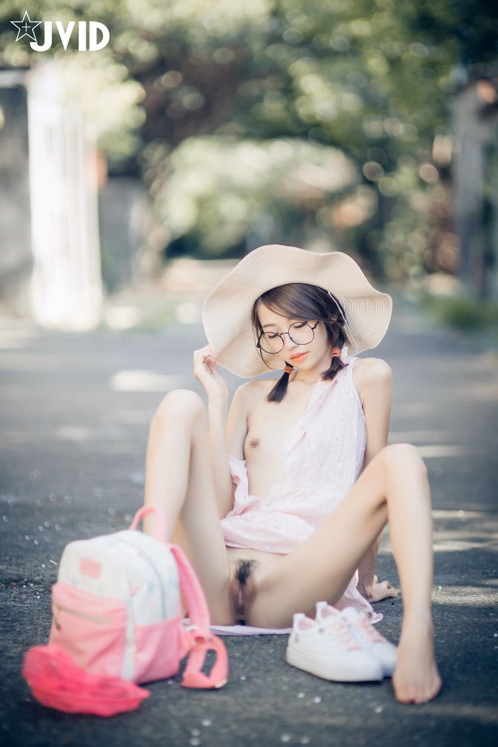 草帽眼镜造型勾勒内里迷人极品美乳美胸身段
